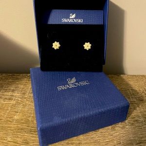 Beautiful flower Swarovski earrings